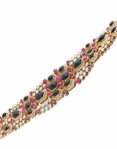 BULGARICollier ruban serti de cabochons de rubis et d'onyx, diamants taille brillant Signé et numéroté. Vers 1970. Estimation : 30 000 - 40 000 € 